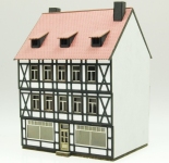 Die Modellbahnwerkstatt 1930 - H0 - Harzer Stadt-Fachwerkhaus mit Ladenlokal, dreistöckig